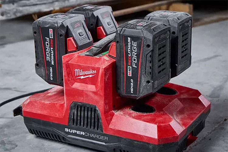 Milwaukee представила новую 4-секционную зарядку