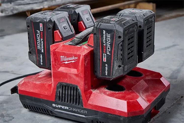 Milwaukee представила новую 4-секционную зарядку
